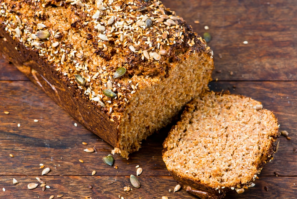 Low Carb Brot Rezept – Super leckeres &amp; gesundes Eiweißbrot by ...
